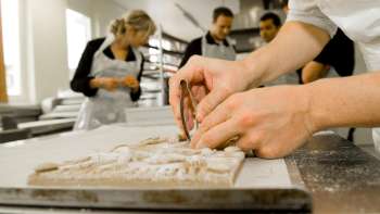 Besuch in der Backstube zum Biber backen «Ooverockt guet»